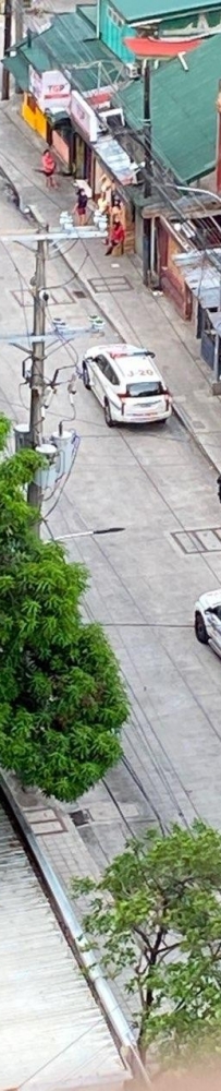 突发 ！ 有网友透露！ 马卡提 Makati 东方花园附近的路 军警带走几名中国人。